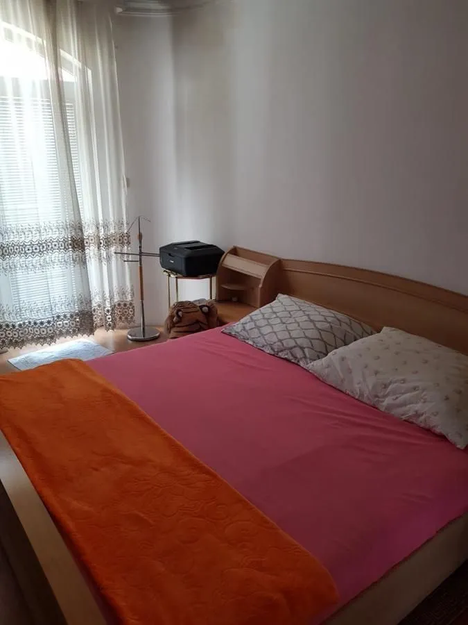 Izdavanje, četvorosoban stan, 160m², Galenika, Beograd