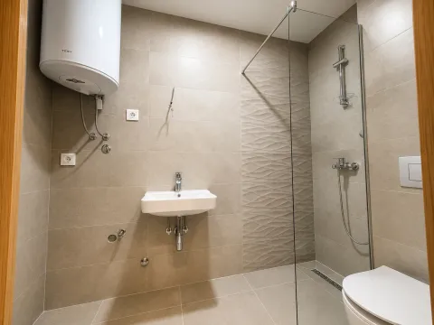 Moderne kupatilo sa tuš kabinom, umivaonikom i bojlerom. - image 6