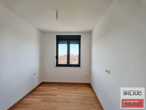 Prazna soba sa drvenim podom i prozorom. - image 6