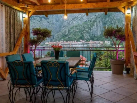 Izdavanje, trosoban stan, 150m², Muo, Kotor - image 9