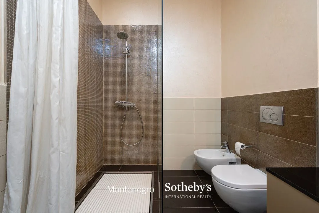Izdavanje, trosoban stan, 204m², Kod Capital Plaze, Podgorica