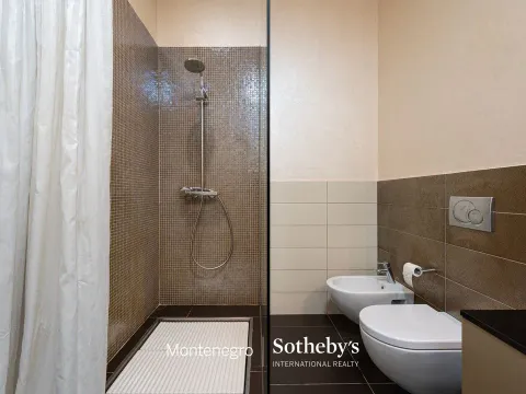 Izdavanje, trosoban stan, 204m², Kod Capital Plaze, Podgorica - image 21