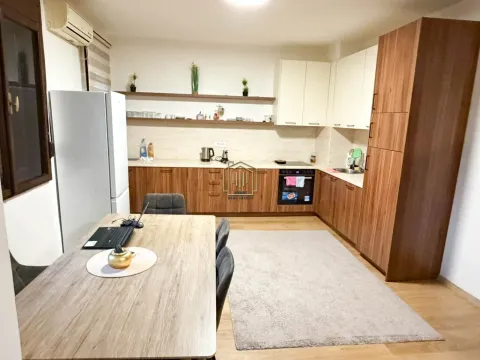 Izdavanje, trosoban stan, 110m², City Kvart, Podgorica - image 2