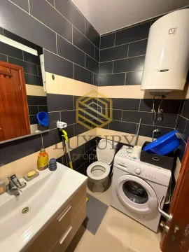 Manje opremljeno kupatilo sa umivaonikom, wc šoljom i veš mašinom. - image 4