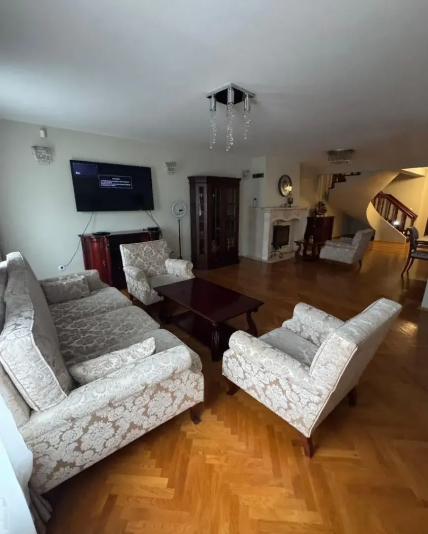 Izdavanje, trosoban stan, 150m², Budva, Crna Gora