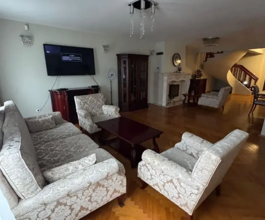 Izdavanje, trosoban stan, 150m², Budva, Crna Gora