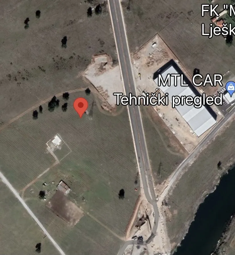 Satelitski snimak lokacije sa označenom pribadačom na mapi.