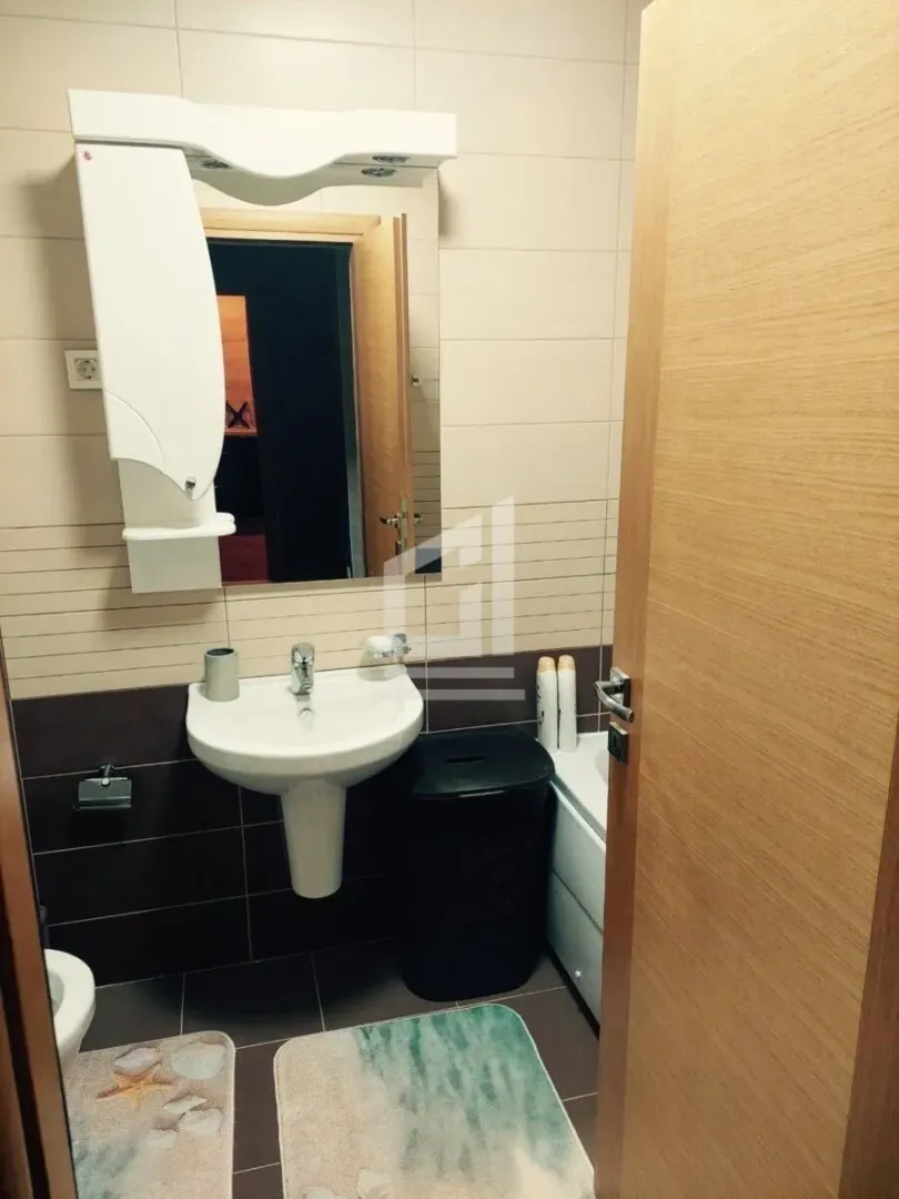 Manje kupatilo sa umivaonikom, ogledalom i WC šoljom.
