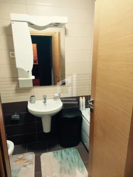 Manje kupatilo sa umivaonikom, ogledalom i WC šoljom. - image 8