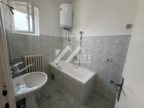 Kupatilo sa kadom, umivaonikom i bojlerom. - image 9