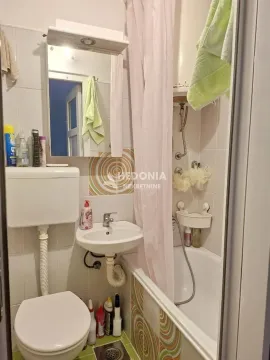 Manje kupatilo sa kadom, umivaonikom, toaletom i ogledalom. - image 8
