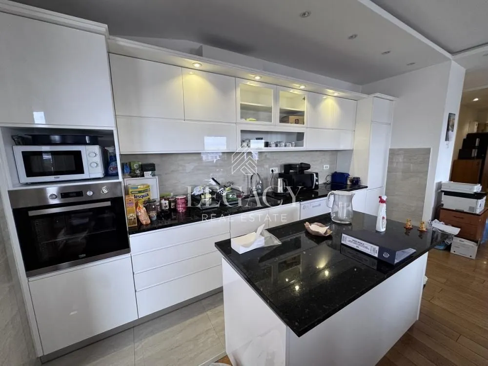 Izdavanje, četvorosoban stan, 140m², Šumice, Beograd