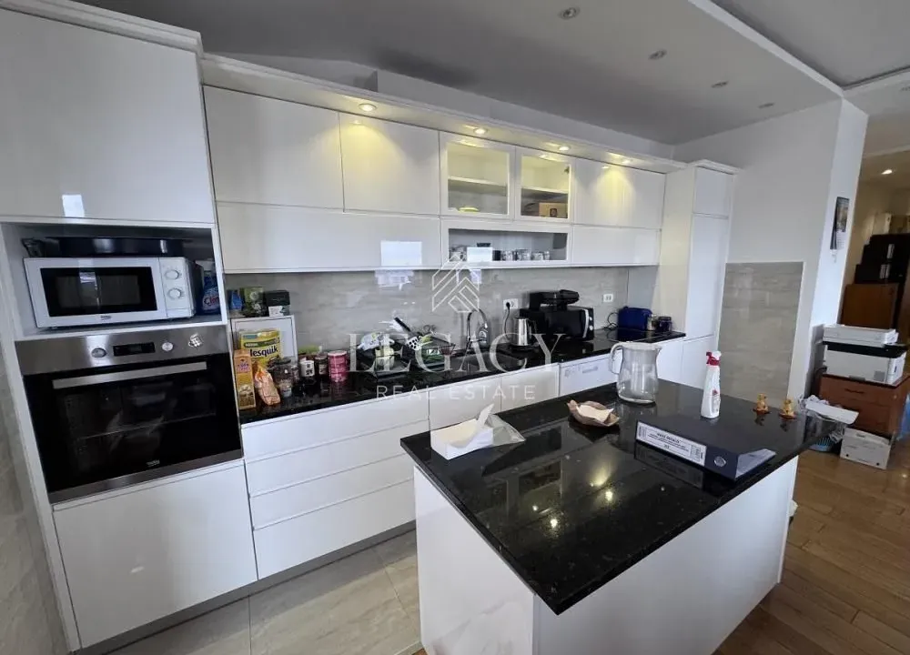 Izdavanje, četvorosoban stan, 140m², Šumice, Beograd