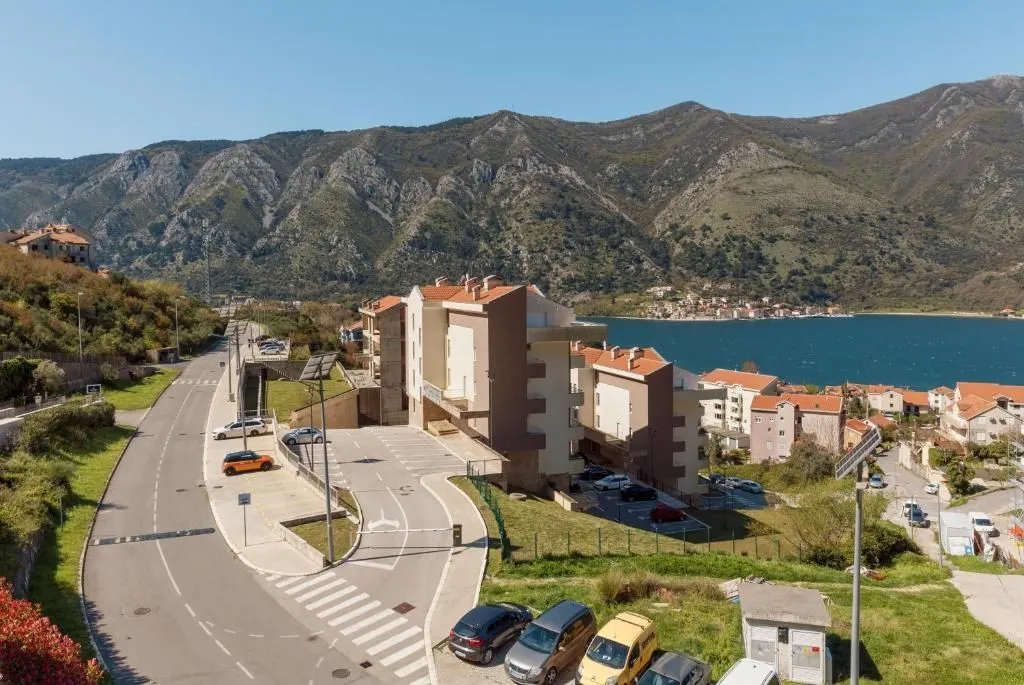 Izdavanje, dvosoban stan, 57m², Dobrota, Kotor