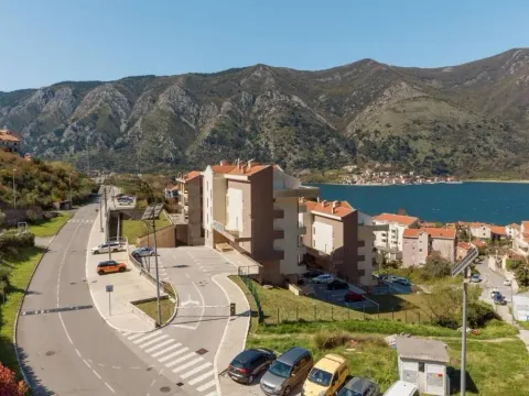 Izdavanje, dvosoban stan, 57m², Dobrota, Kotor - image 13