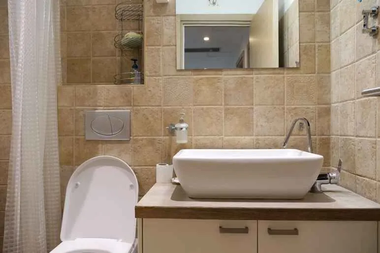 Kupatilo sa umivaonikom, WC šoljom i tuš kabinom.