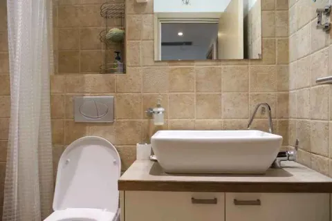 Kupatilo sa umivaonikom, WC šoljom i tuš kabinom. - image 14