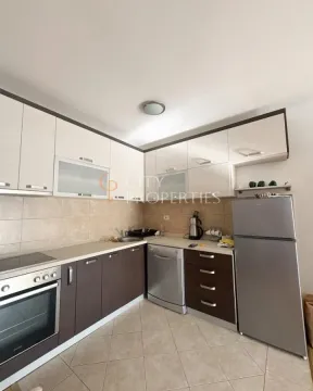 Manja kuhinja sa elementima u dvije boje i ugradnim aparatima. - image 7