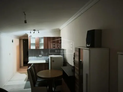 Manja kuhinja sa trpezarijskim stolom i stolicama u produžetku. - image 2