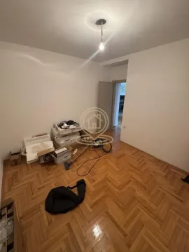 Prazna soba sa parketom i kutijama na podu. - image 16