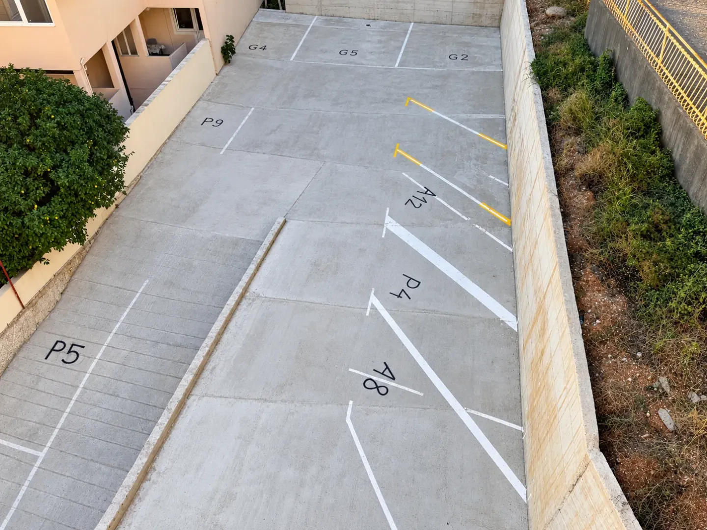 Pogled odozgo na uređeni parking prostor sa označenim mjesta.