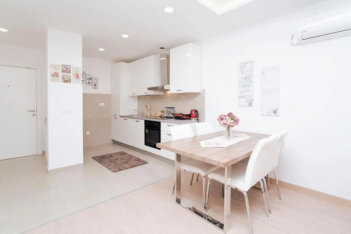 Rent, one bedroom apartment, 57m², Centar, Tivat