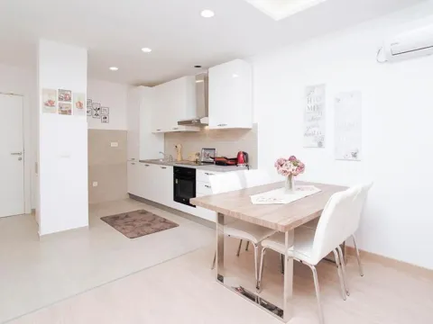 Izdavanje, jednosoban stan, 57m², Centar, Tivat - image 9