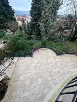 Popločana terasa sa ogradom i pogledom na dvorište i okolinu. - image 6