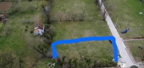 Pogled iz vazduha na plac sa označenom granicom i okolinom. - image 3