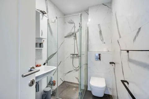 Moderne kupatilo sa tuš kabinom i mermernim pločicama. - image 12