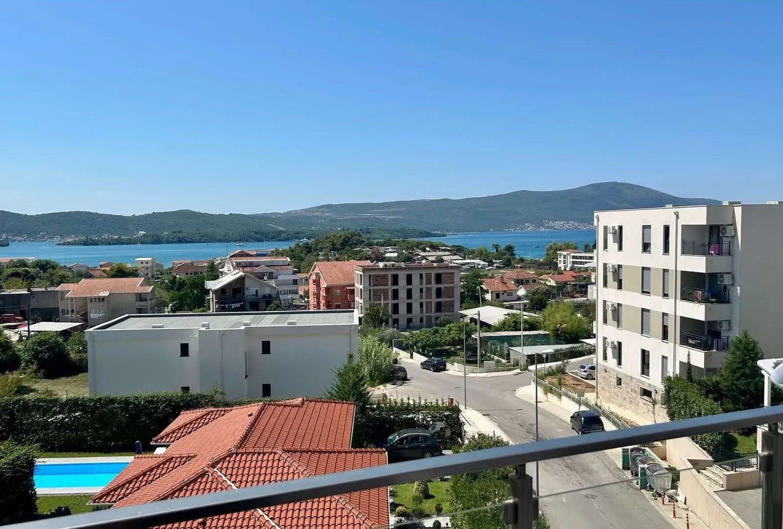 Izdavanje, dvosoban stan, 51m², Kava, Tivat