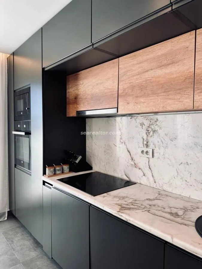Izdavanje, trosoban stan, 130m², Centar, Tivat