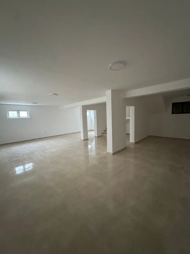 Izdavanje, kuća, 500m², Stari Aerodrom, Podgorica