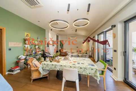 Dnevna soba sa trpezarijom, velikim stolom i izlazom na terasu. - image 5
