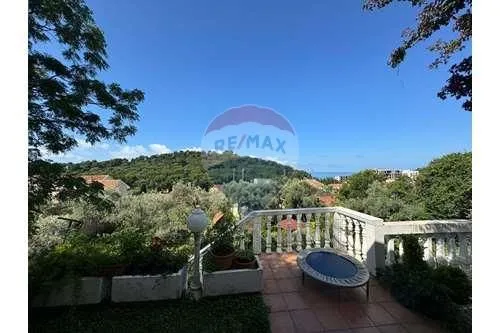 Sale, two bedroom apartment, 86m², Petrovac, Budva