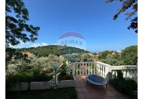 Sale, two bedroom apartment, 86m², Petrovac, Budva - image 1