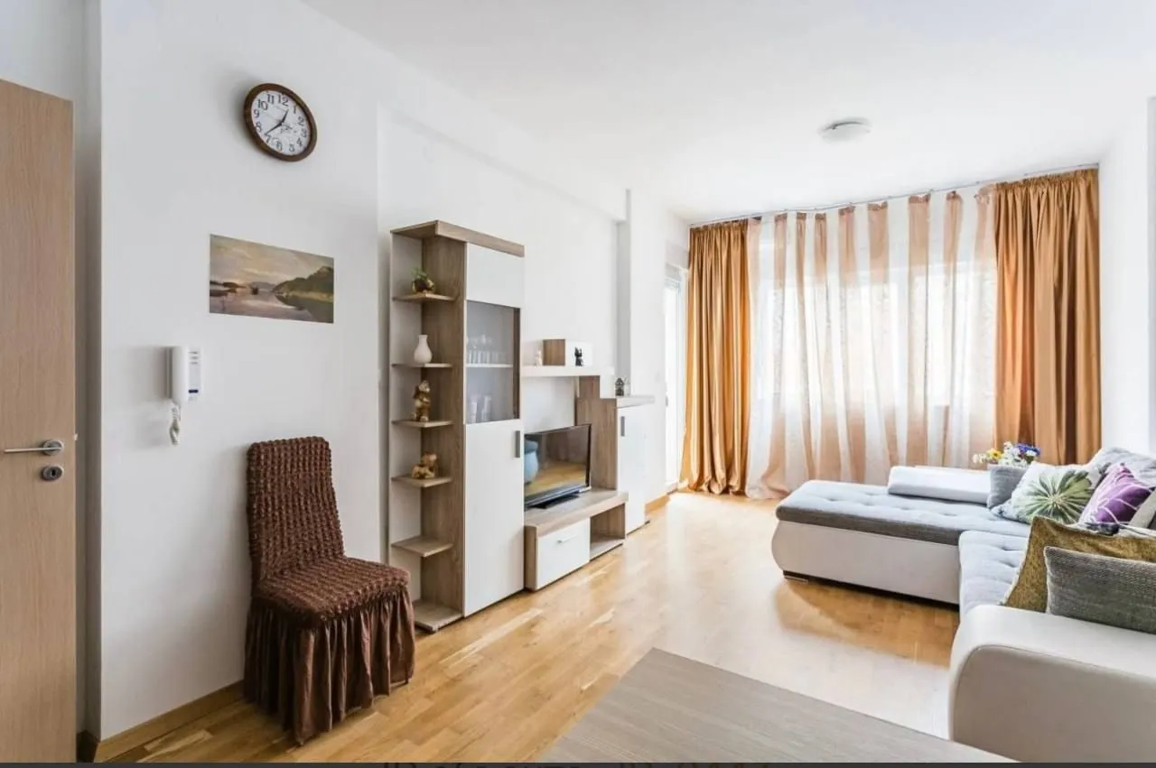 Izdavanje, jednosoban stan, 47m², Bečići, Budva