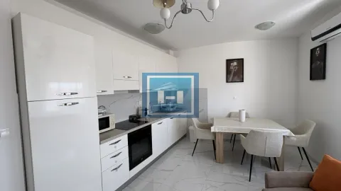 Bela kuhinja sa ugradnim elementima i trpezarijskim stolom. - image 6