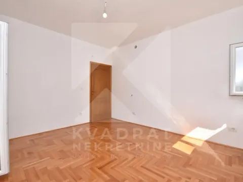 Izdavanje, kuća, 200m², Botun, Podgorica - image 11
