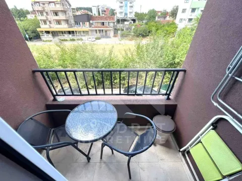 Manji namješten balkon sa stolom i stolicama i pogledom na okolinu. - image 7