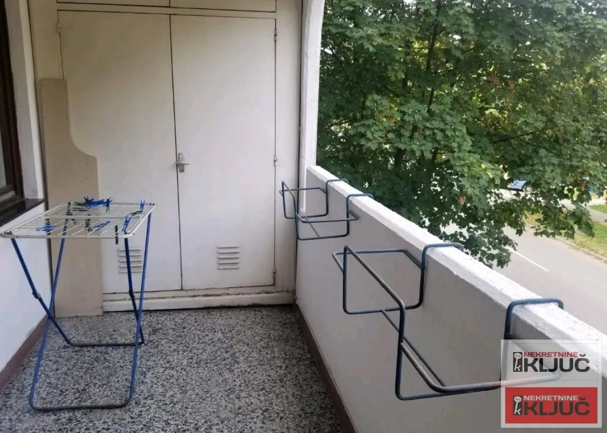 Balkon sa stalkom za sušenje veša i ugrađenim ormarićem.