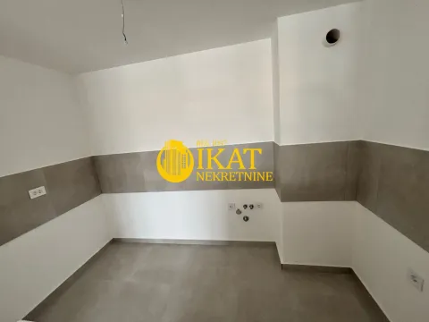 Prazan prostor kuhinje sa zidnim pločicama i instalacijama. - image 5