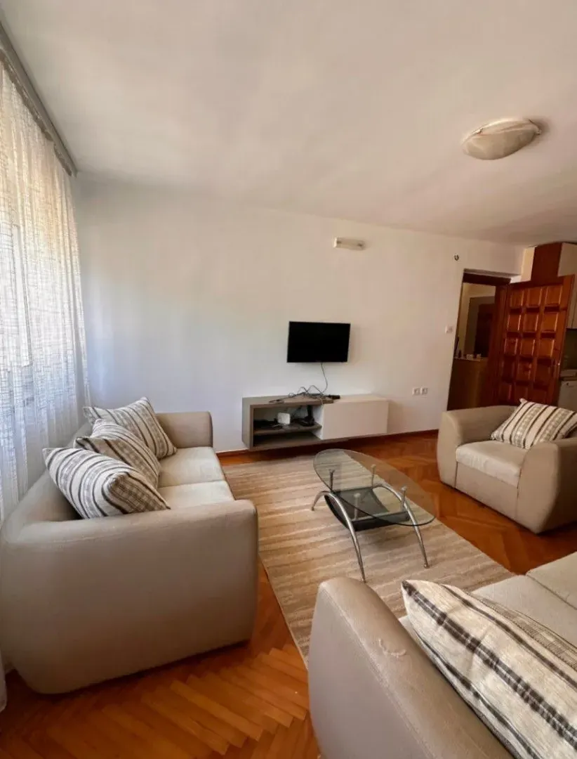 Izdavanje, jednosoban stan, 52m², Pod Goricom, Podgorica