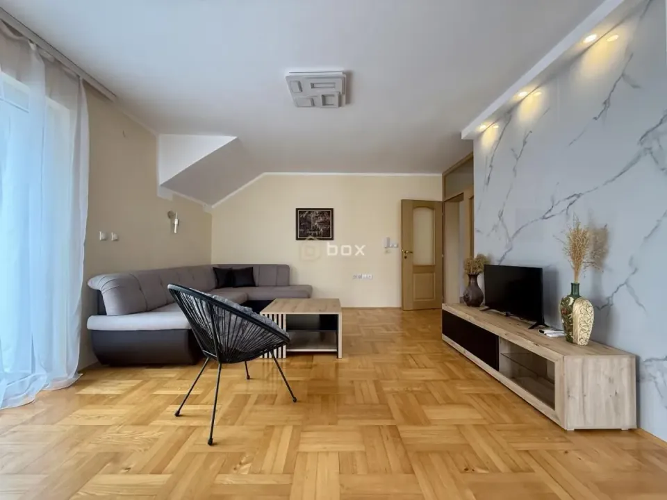 Izdavanje, trosoban stan, 148m², Pantelej, Niš