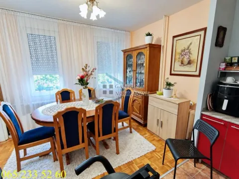 Trpezarija sa trpezarijskim stolom i stolicama. - image 3