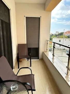 Namtještena terasa sa stolom i stolicama i pogledom na okolinu. - image 8