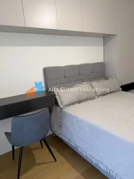 Moderna spavaća soba sa bračnim krevetom, ugradnim plakarima i radnim stolom. - image 11
