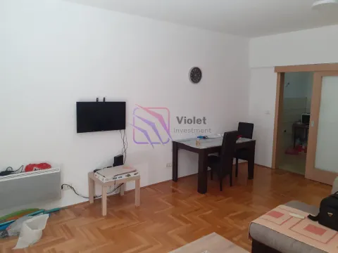 Dnevni boravak sa trpezarijskim stolom i zidnim televizorom. - image 4