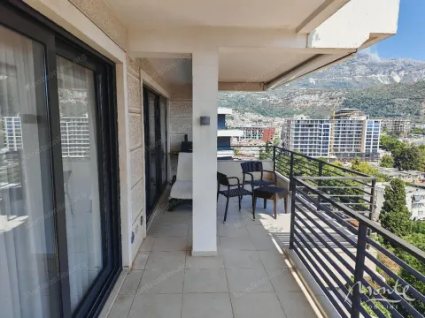 Prostrana natkrivena terasa sa garniturom za sjedenje i pogledom na grad i planine. - image 27