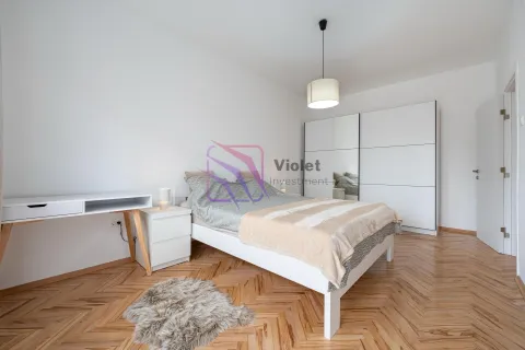 Spavaća soba sa bračnim krevetom, bijelim ormarom i radnim stolom. - image 15